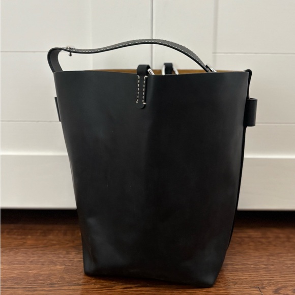 Elegant Black Leather Tote Bag - Picture 2 of 10